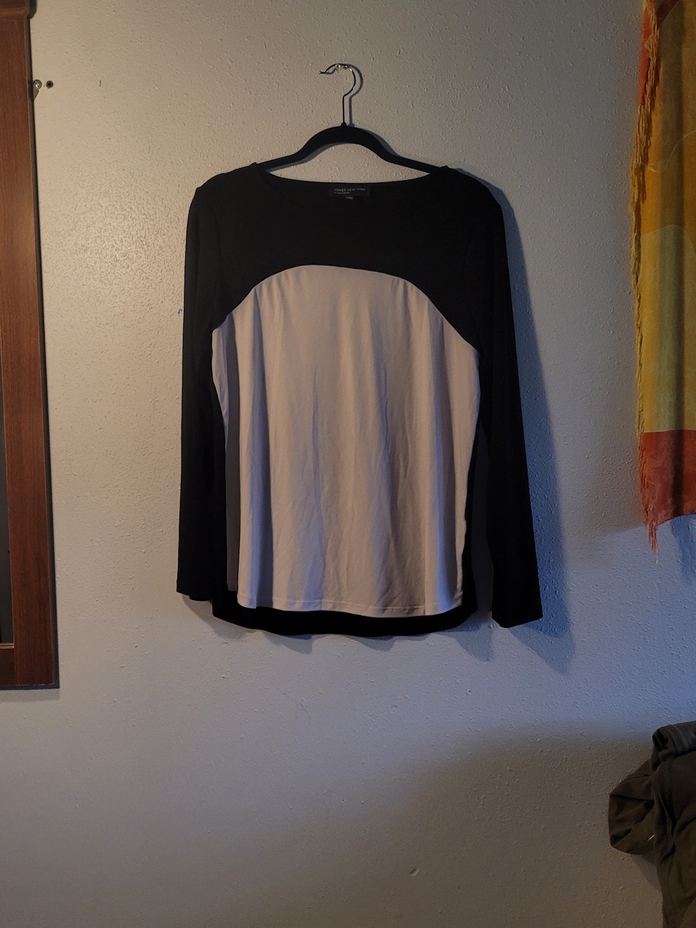 Jones New York Black and Cream Colorblock Long-Sleeve Tee